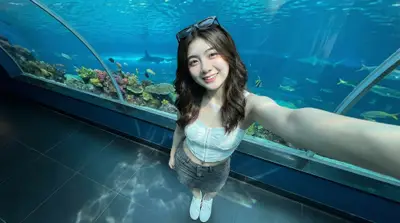 Midjourney Underwater Aquarium Fashion Portrait Prompt — Midjourney prompt variation 3