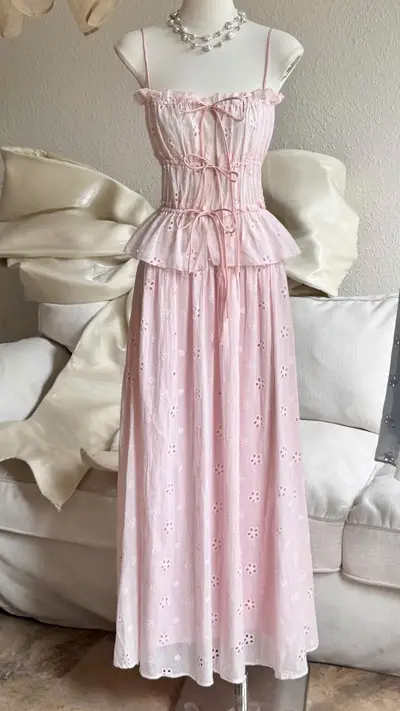 Midjourney Pink Eyelet Summer Fashion Photography Prompt